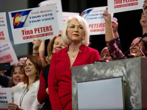 Trump clama por la libertad de Tina Peters: "Es una prisionera política de 73 años con cáncer"