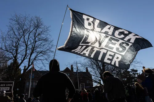 Detienen al fundador de Black Lives Matter tras golpear a una empleada