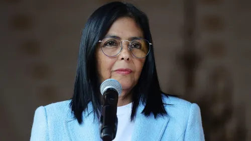 Una red de propaganda a favor de Delcy Rodríguez usó actores y medios para blanquear su imagen