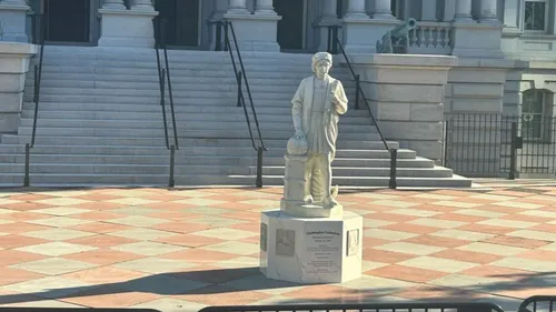 Donald Trump instala una estatua de Cristóbal Colón en la Casa Blanca contra la agenda 'woke'