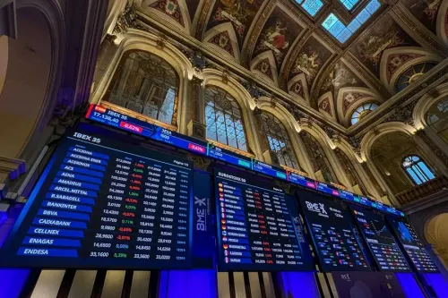 La Bolsa española modera sus pérdidas ante la tensión en el mercado energético