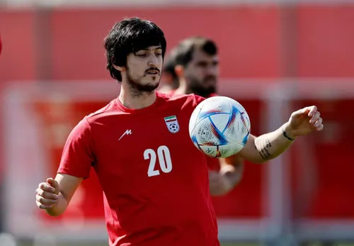 El régimen de los ayatolás expulsa a su futbolista estrella Sardar Azmoun por "traidor a la patria"