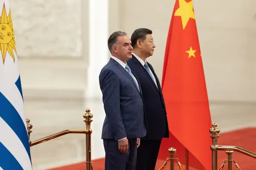 De espaldas al mundo libre: Uruguay se entrega a la influencia china y rompe con la alianza occidental