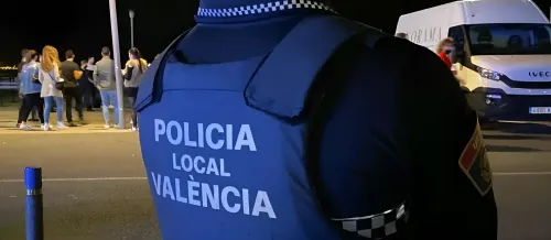 La Policía en Valencia busca a un magrebí por violar a una joven en un baño portátil de la Marina