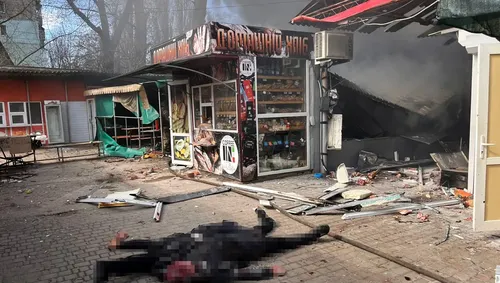 Ataque ruso contra un mercado ucraniano deja cinco civiles muertos mientras Ucrania golpea buques en Rostov