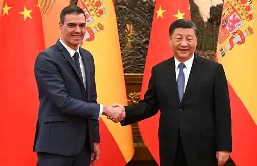 Sánchez se refugia en la China comunista para mendigar inversiones que oxigenen su debilitada economía