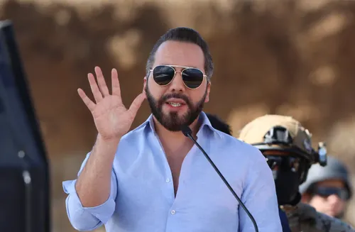 El Salvador ofrece trasladar al 100% de sus presos a Colombia para que reciban "amor y vida"
