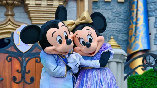 Disney entierra la agenda inclusiva y restaura el saludo tradicional en sus parques
