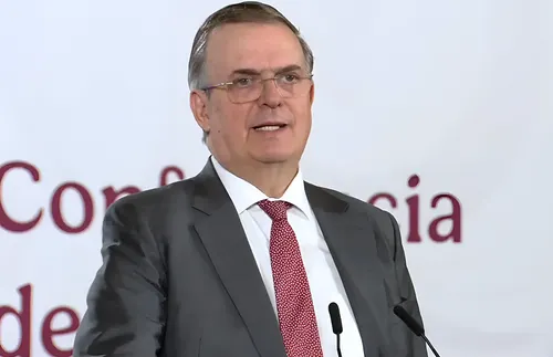 El hijo del secretario de Economía de México, Marcelo Ebrard, vivió seis meses en la embajada de Londres