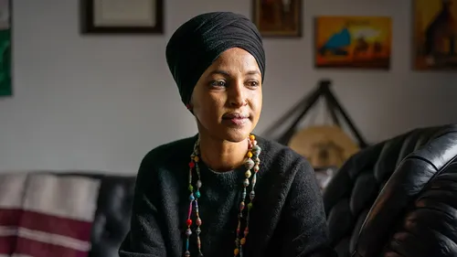 El "milagro" de Ilhan Omar: borra 30 millones de su patrimonio tras ser acorralada por el Congreso