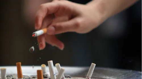 Reino Unido aprueba ley que prohíbe  fumar para los nacidos después de 2008