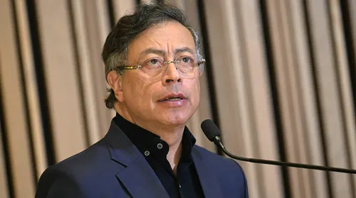 Petro ordena el traslado forzoso de US$ 7.000 millones desde los fondos privados al Estado