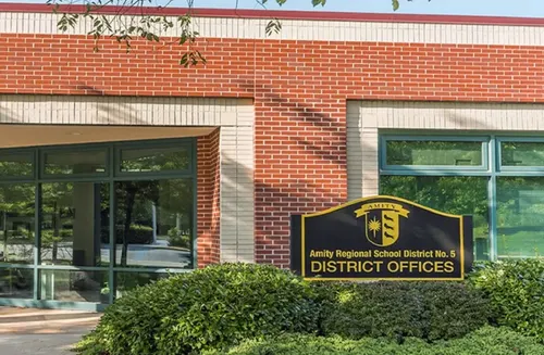Denuncian a distrito escolar de Connecticut por ocultar la condición de personas transgénero de alumnos a sus padres