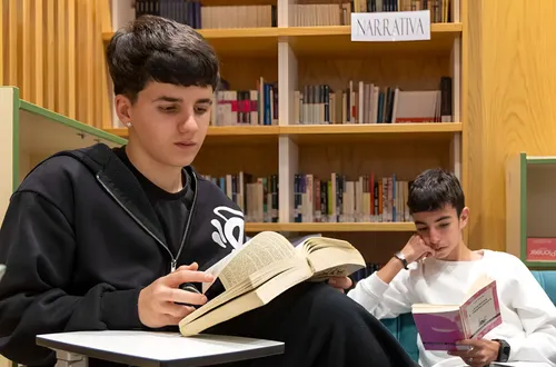 El PP propone en España una hora de lectura semanal obligatoria y escritura a mano para salvar la educación