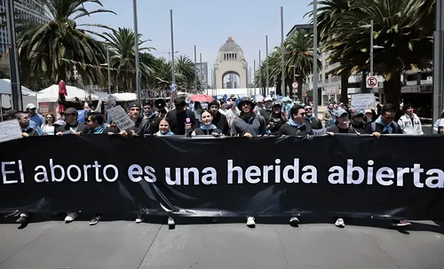 Colectivos civiles se movilizan al Congreso en México en contra del aborto y la eutanasia
