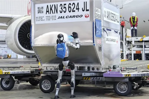 Japón despliega robots humanoides en sus aeropuertos para combatir la escasez de mano de obra ante el boom turístico