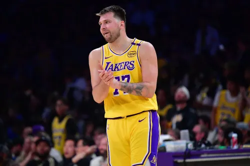 Luka Doncic en duda para los playoffs por una lesión muscular
