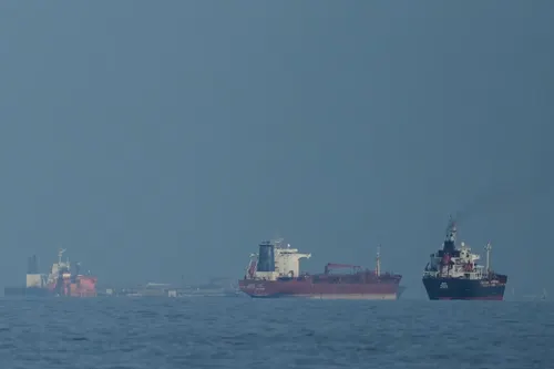 Cientos de buques permanecen varados ante el inicio del bloqueo naval en Ormuz