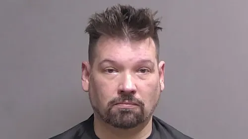 Escándalo en Florida: arrestan a candidato demócrata por agredir brutalmente a sus padres