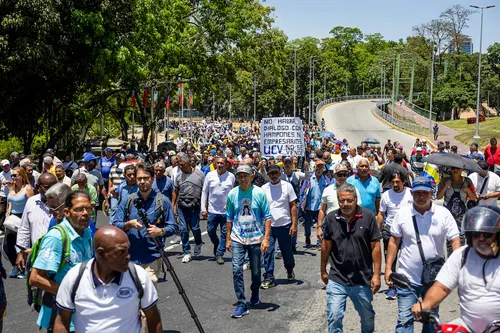 Profesores universitarios protestan contra el gobierno de Delcy Rodríguez por salarios de hambre
