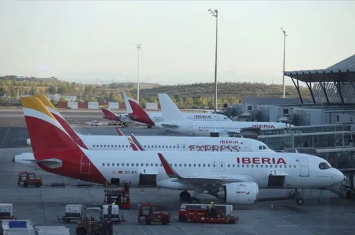 Europa podría agotar su combustible para aviones en seis semanas por el bloqueo en Irán