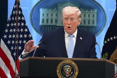 Trump ordena a la Marina destruir naves del estado terrorista de Irán que coloquen minas en Ormuz
