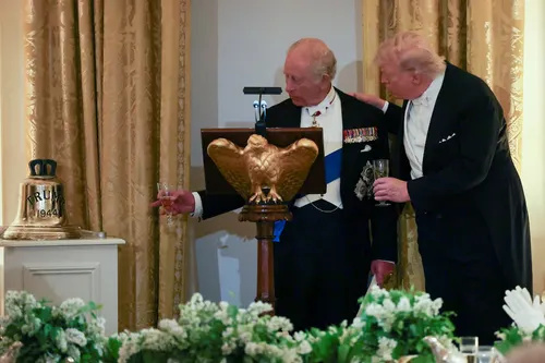 "Si necesita ayuda, hágala sonar": El rey Carlos III entrega a Trump la campana de combate del HMS Trump