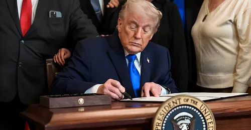 Trump firma orden ejecutiva para asfixiar financieramente a la dictadura cubana y a sus colaboradores