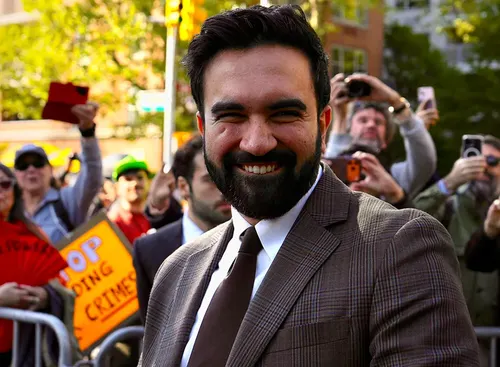 En Nueva York: Magnate pro China financia protestas del primero de mayo