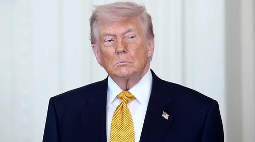Irán ataca a destructores de EE. UU. en un intento fallido por romper el bloqueo y Trump califica la retribución como un "toque de amor"