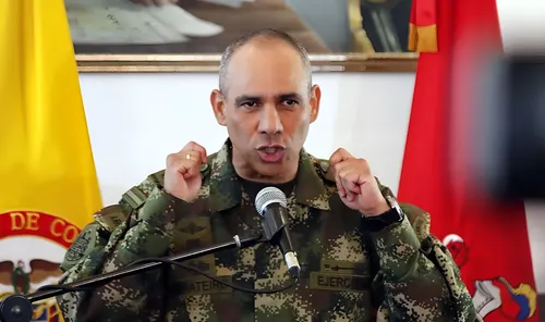 La Fiscalía de Colombia imputa al general retirado Eduardo Zapateiro por presunto acoso sexual a subalternas