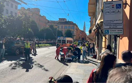 Un individuo atropella en masa a peatones y apuñala a un ciudadano en Módena, Italia