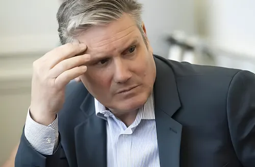 Keir Starmer al borde de la dimisión: fuentes del Gabinete revelan que fijará un calendario para abandonar Downing Street