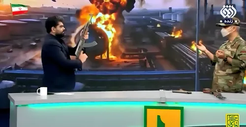 Un presentador de la televisión estatal iraní dispara un fusil de asalto en vivo contra una bandera de los Emiratos Árabes Unidos