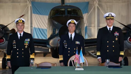 Argentina y Estados Unidos sellan una alianza militar de cinco años para barrer la pesca ilegal y el avance de la flota china