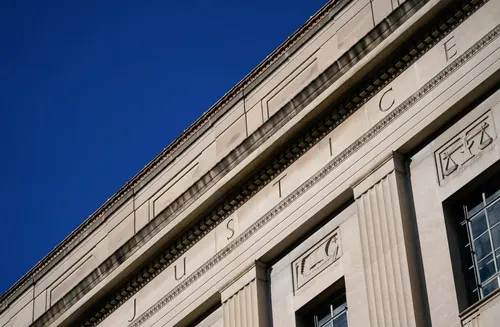 Según Axios, la administración Trump traslada abogados a fiscalías federales para acelerar la revocación de ciudadanías obtenidas bajo fraude
