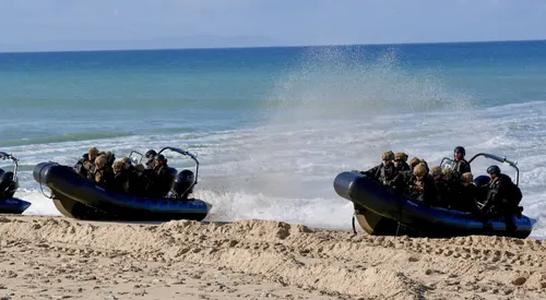 Narcos roban tres lanchas de la Armada española en plenas maniobras militares en Cádiz