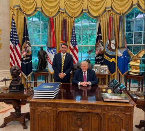 Donald Trump recibe al candidato brasileño Flávio Bolsonaro en la Casa Blanca en un firme respaldo a su campaña presidencial