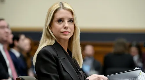 Se revela que Pam Bondi padece cáncer de tiroides mientras se recupera favorablemente tras concluir su gestión en el DOJ