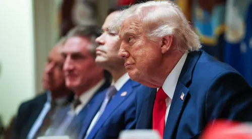 Trump convoca a su equipo de seguridad para tomar una "decisión final" sobre el acuerdo de paz con Irán