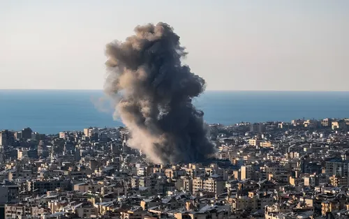 Israel intensifica los bombardeos contra posiciones de Hezbolá y cerca el bastión de Nabatieh