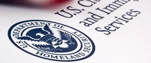 USCIS endurece reglas migratorias y exigirá que ciertos extranjeros tramiten la residencia permanente desde sus países de origen