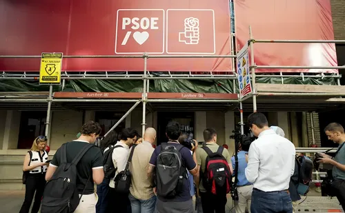 La Guardia Civil registra la sede del PSOE en Ferraz por financiación ilegal e imputa a Santos Cerdán