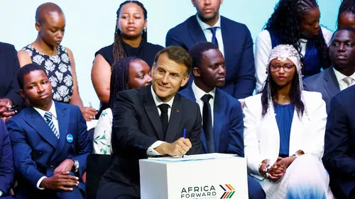Francia y naciones africanas sellan una alianza de 23.000 millones de euros para sectores estratégicos