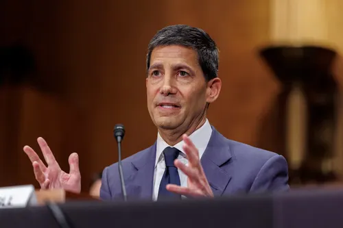 El Senado confirma a Kevin Warsh como gobernador de la Fed en plena escalada inflacionaria