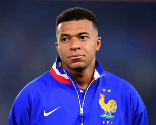Marine Le Pen responde al izquierdista Kylian Mbappé tras sus críticas contra la Agrupación Nacional