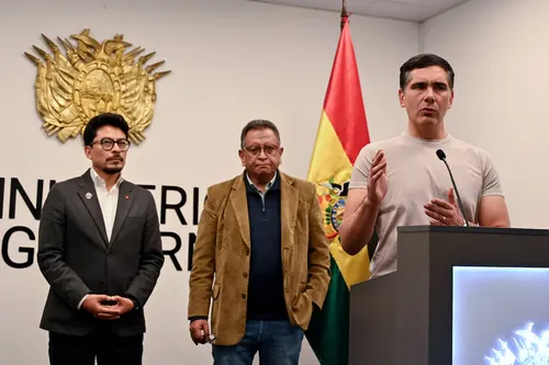 El gobierno de Bolivia convoca a diálogo para frenar bloqueos tras tres semanas de violencia por sectores socialistas