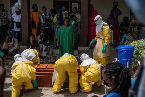 Asalto armado a un hospital que atiende brote de ébola en el Congo provoca evacuación de emergencia
