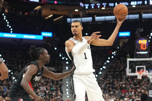 Wembanyama destroza al Thunder con una actuación histórica y empata las finales del Oeste para los Spurs
