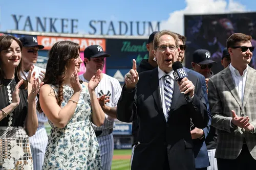 Fallece John Sterling a los 87 años: el adiós a la voz que inmortalizó las victorias de los Yankees